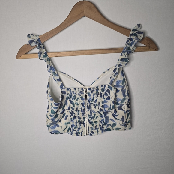 Kendall & Kylie Floral Blue and White Crop Top Size Small - Picture 6 of 8
